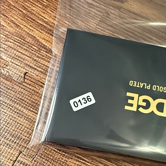 The Ridge Gold Wallet for Men - Picture 8 of 11